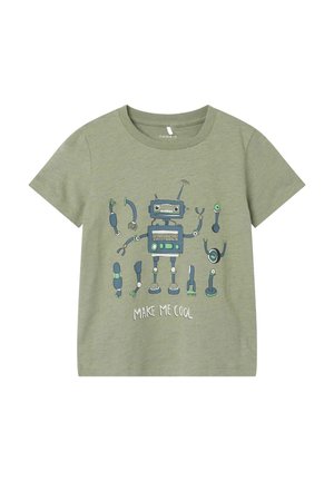 Camiseta de algodón verde con un gráfico de robot en azul y verde, con el texto "HAZME COOL" impreso abajo. Mangas cortas y cuello redondo.