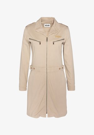 Beige Reißverschlusskleid mit Kragen, Fronttaschen und Knopfdetails. Glattes, leichtes Material. Das Model trägt dunkelrote und schwarze Schuhe.