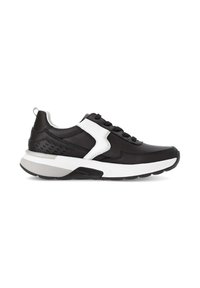 Zwarte sportieve sneakers met witte accenten, synthetische bovenkant, textuurpanelen, vetersluiting, gewatteerde schacht en dikke witte tussenzool.