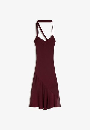 Bezrekawna sukienka w ciemnym burgundzie z asymetrycznym dołem, cienkimi i szerokimi ramiączkami krzyżującymi się przy dekolcie oraz dopasowanym gorsetem.