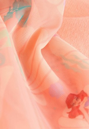 Lehká, broskvově zbarvená síťovaná tkanina s jemnou texturou, zdobená nenápadným potiskem hravých postaviček po celém povrchu.