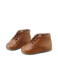 Botas de tobillo de cuero marrón con puntera redondeada, cierre de cordones y detalles decorativos de brogue. Suela de goma para tracción y durabilidad.