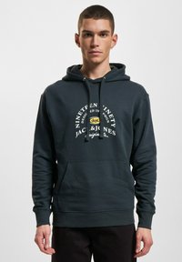 Marineblaue Kapuzenjacke mit einer Kordel, gerippten Bündchen und einer Fronttasche. Mit einem grafischen Druck in weißem und gelbem Text auf der Brust.