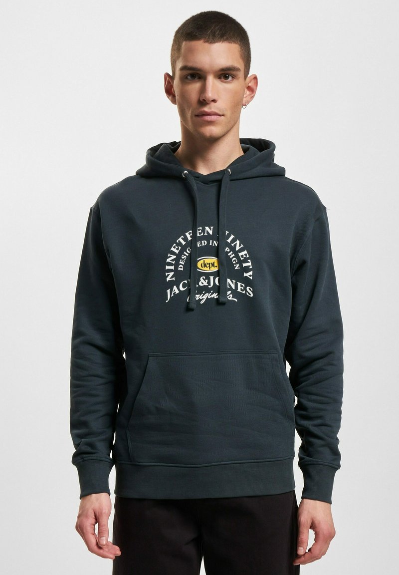 Marineblaue Kapuzenjacke mit einer Kordel, gerippten Bündchen und einer Fronttasche. Mit einem grafischen Druck in weißem und gelbem Text auf der Brust.