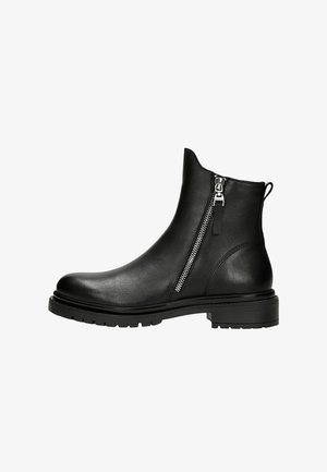 Stivale alla caviglia in pelle nera con punta arrotondata, zip laterale e suola texturizzata. Presenta un tacco basso a blocco e una linguetta sul retro.