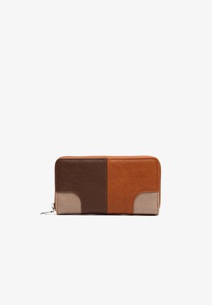 Portefeuille rectangulaire avec fermeture éclair, composé de trois panneaux en cuir de couleur marron foncé, tan et beige, présenté sur un fond blanc.