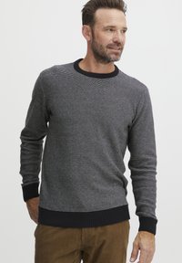 Suéter gris texturizado con un cuello y puños negros acanalados. Ajuste básico, material de mezcla de algodón, con rayas horizontales y puños sólidos.