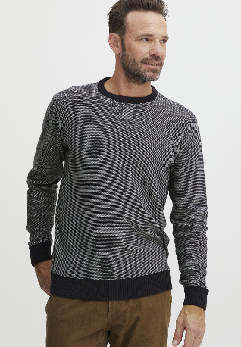 Suéter gris texturizado con un cuello y puños negros acanalados. Ajuste básico, material de mezcla de algodón, con rayas horizontales y puños sólidos.