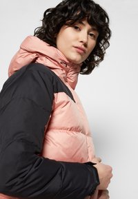The North Face Casaco de penas - rose dawn