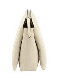 Beżowa torebka kopertowa z imitacji skóry, z teksturowanym wzorem krokodyla, wyposażona w górny zamek i boczny uchwyt ułatwiający otwieranie.