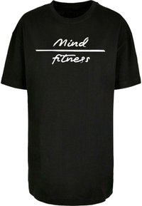 Juodas medvilnės marškinėliai trumpomis rankovėmis. Pagrindinis elementas - balti užrašai "Mind" ir "fitness" kursyvu, atskirti horizontalia linija.
