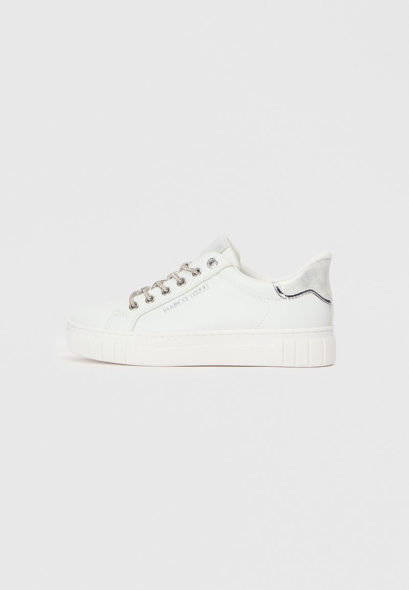 Baskets blanches avec une tige en cuir lisse, des accents argentés, une semelle texturée et des lacets métalliques. Présente un design de semelle légèrement surélevé.