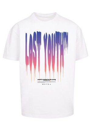 Weißes T-Shirt mit großem tropfendem Text "LOST YOUTH" in blauem und pinkem Farbverlauf und kleinerem Text darunter mit der Aufschrift "youth is wasted on the young."