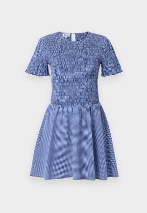 Robe à manches courtes à carreaux bleus et blancs, avec corsage smocké et jupe évasée, dotée d'un col rond et d'une fermeture au dos avec ouverture en forme de goutte.
