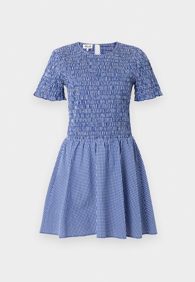 Robe à manches courtes à carreaux bleus et blancs, avec corsage smocké et jupe évasée, dotée d'un col rond et d'une fermeture au dos avec ouverture en forme de goutte.