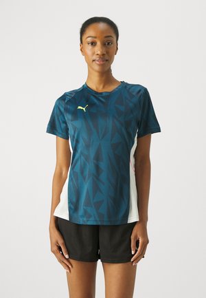 Teal atletisch shirt met geometrisch patroon, korte mouwen, ronde hals en lichtgrijze zijpanelen. Bevat een geel logo op de borst.