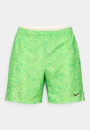 Groene sportshorts met een gespikkeld patroon in verschillende tinten groen en wit. Elastische tailleband, zijslits en een klein zwart logo als accent.