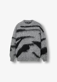 Γκρι πλεκτή ζακέτα με φουντωτή υφή, έντονες μαύρες αφηρημένες ρίγες, στ�ρογγυλή λαιμόκοψη και ρεβέρ στα μανίκια και το τελείωμα.