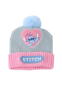 Grijze gebreide beanie met een roze geribbelde boord, blauwe pompon en een hartpatch met een karakter. 'STITCH' label in het blauw op de boord.