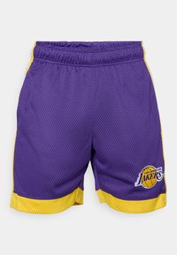Șorturi de baschet din plasă violet cu accente galbene pe margine și pe laterale, dotate cu un logo brodat al echipei Los Angeles Lakers pe partea din față.
