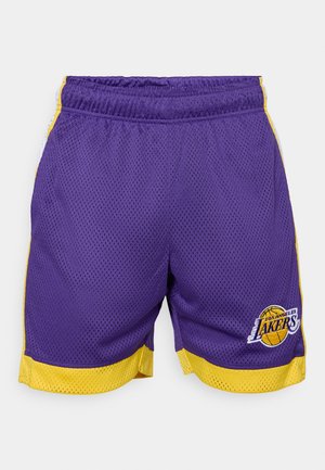 Pantalones cortos de baloncesto de malla morados con ribetes amarillos y acentos laterales, que presentan un logo bordado de los Los Angeles Lakers en la parte delantera.
