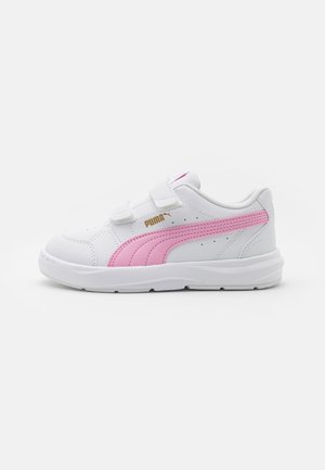 Scarpe da ginnastica bianche per bambini con una striscia laterale rosa, dotate di cinturini in Velcro e colletto imbottito. Branding dorato a contrasto sul lato.