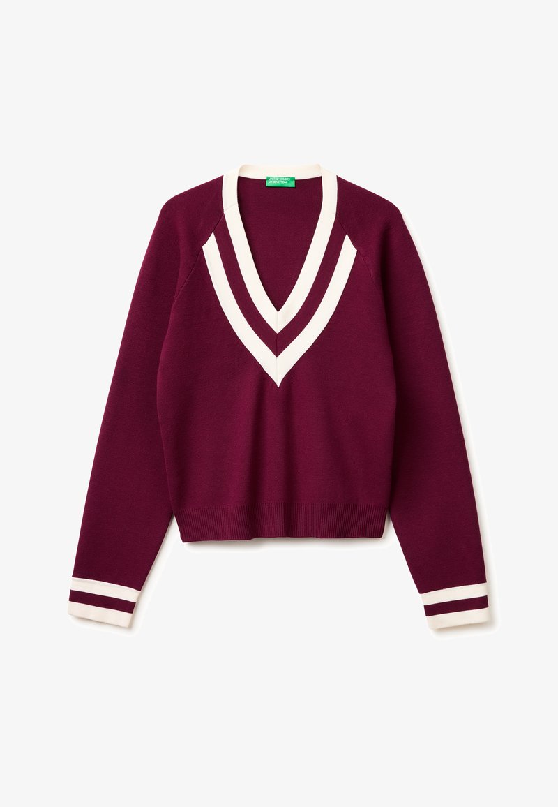 Pull en tricot bordeaux avec des rayures blanches en forme de V au col, des poignets assortis rayés blanc et bordeaux, manches longues, taille côtelée.