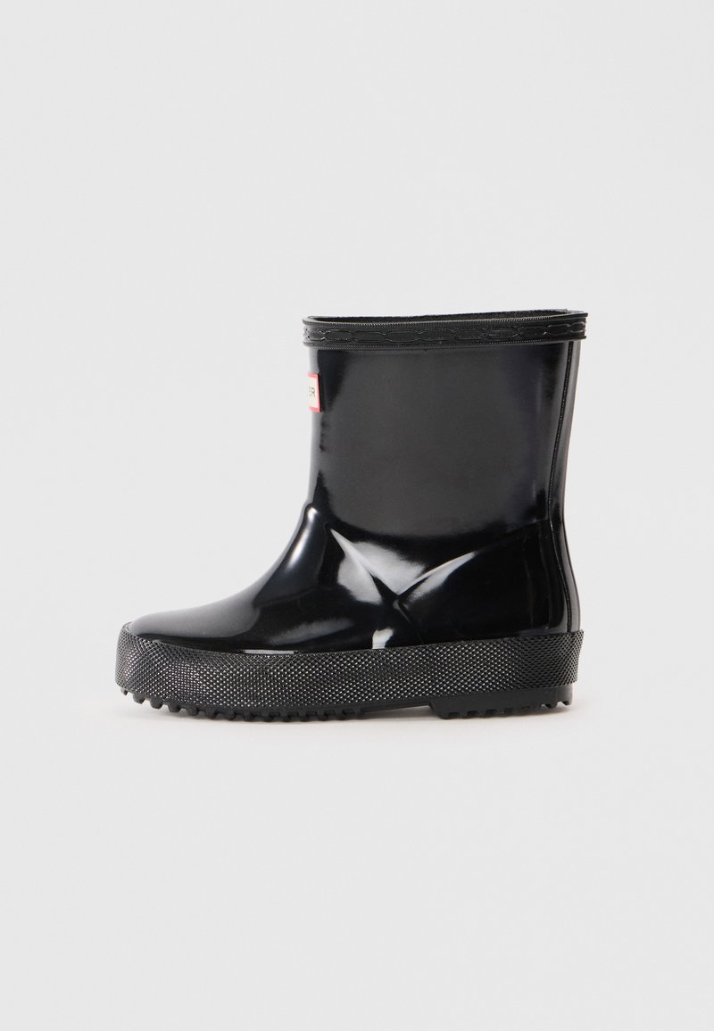 Botte de pluie en caoutchouc noir avec une finition lisse et brillante, semelle noire texturée, et un design court et arrondi. Logo rouge sur le côté.