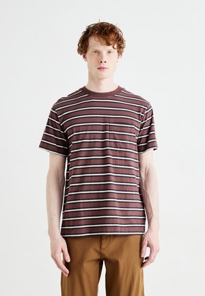 Striped t-shirt in burgundy, featuring horizontal stripes in cream and gray. Crew neck and short sleeves, with a small chest pocket.