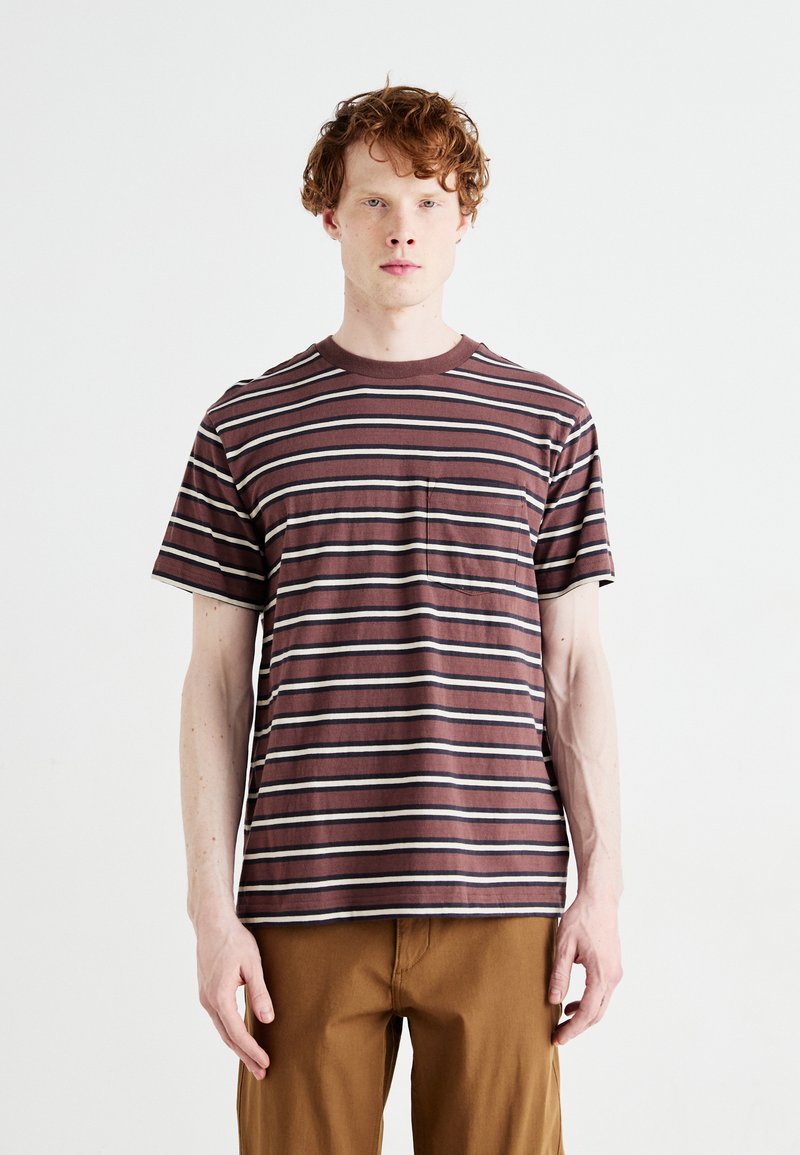 Striped t-shirt in burgundy, featuring horizontal stripes in cream and gray. Crew neck and short sleeves, with a small chest pocket.