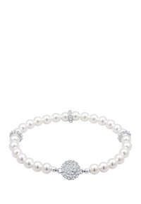 Perlenarmband mit symmetrischem Design, runden weißen Perlen, verziert mit kristallakzentuierten Separatoren und einer zentralen Pavé-Kugel.