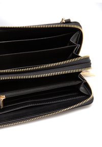 Černá peněženka s uzávěrem na zip, několika sloty na karty a kapsou na mince se zipem, s akcenty ve zlatém tónu.