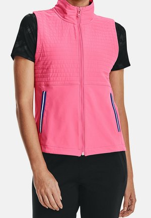 Ärmellose rosa gesteppte Weste mit Frontreißverschluss und blau gestreiften Reißverschlusstaschen, getragen über einem schwarzen Kurzarmshirt.