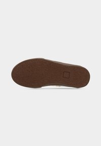 Semelle de chaussure en caoutchouc marron avec une surface texturée, comportant une empreinte de logo et une forme incurvée et arrondie. Bords lisses sans motifs visibles.