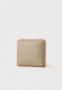 Μπεζ πορτοφόλι με φερμουάρ, με υφή που παρουσιάζει γεωμετρικό μοτίβο. Χρυσές μεταλλικές λεπτομέρειες και λεπτή ορθογώνια μορφή.