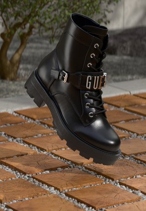 Guess YANZY - Stivaletti con plateau - black