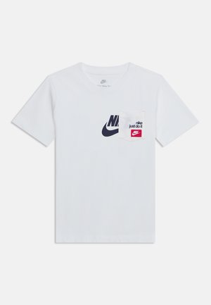 Hvid kortærmet Nike T-shirt med sort Nike swoosh og teksten "nike just do it" på en lille brystlomme med rød Nike-logo.
