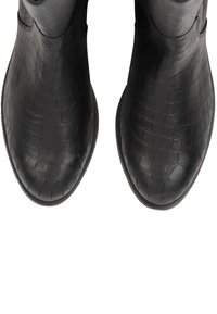 Bocanci negri până la gleznă din piele texturată cu un model de crocodil. Vârf rotund și toc mic, cu margini netede și hardware minim.