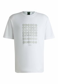 Hvid kortærmet t-shirt lavet af bomuld, med et struktureret cirkulært mønster i lys grå og mærkenavnet "BOSS" nederst.