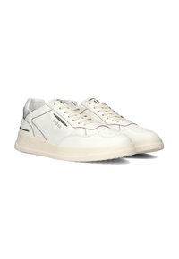 Witte leren sneakers met beige accenten. Kenmerken zijn platte veters, logo-detail en een gestructureerde rubberen zool. Ronde te ontwerp.