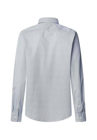 Camisa de manga larga azul claro con un patrón texturizado. Presenta un cuello de botón y puños con botones, hecha de una tela tejida.
