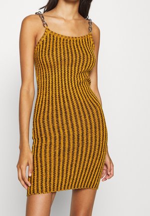 Robe fourreau - red