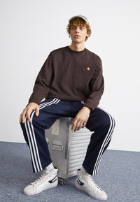 Carhartt WIP AMERICAN SCRIPT - Topper langermet - tobacco