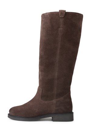 Stivale in suede marrone, alto fino al ginocchio, con punta arrotondata, design senza cuciture e tacco basso. Presenta una linguetta sul retro e dettagli di cucitura verticale.