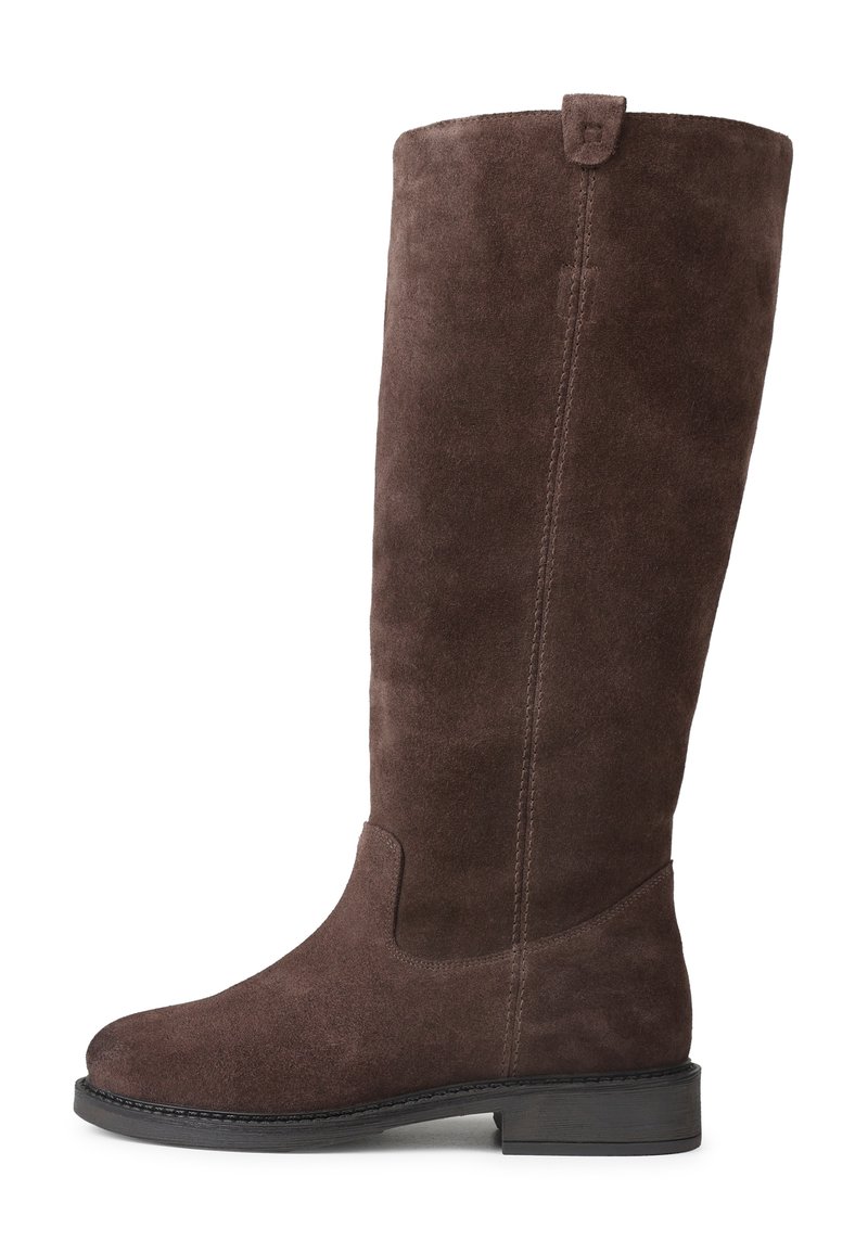 Botte haute en suède marron avec un bout rond, un design sans coutures et un petit talon. Dispose d'une languette à l'arrière et de détails de couture verticale.