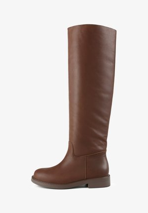 Stivale al ginocchio in pelle marrone con punta rotonda, texture liscia, tacco piatto e design minimale. Nessun hardware o accessorio visibile.