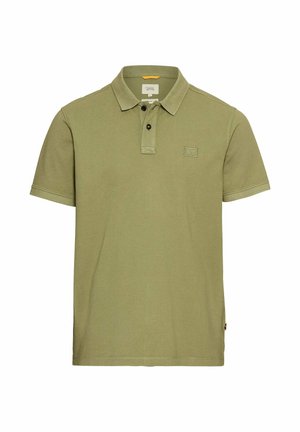 Polo vert olive en coton, avec un col rabattu, deux boutons et un petit patch logo sur la poitrine. Manches courtes.