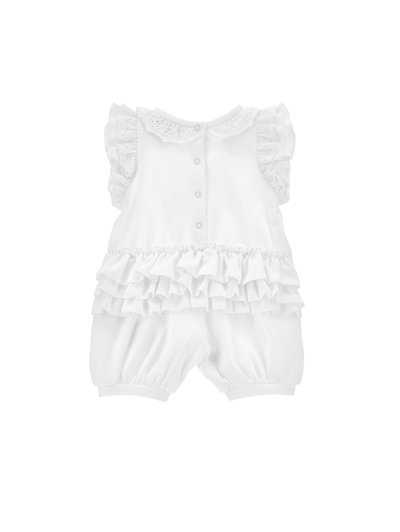 Rompers en coton blanc avec de courtes manches volantes, un col en forme de coquille, une fermeture à boutons sur le devant, et plusieurs rangées de volants à la taille.