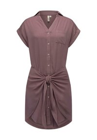 Korta ärmklänning i mauve, med en knappslå framtill, en bröstficka och en knytning i midjan. Slät tyg, flödande form.