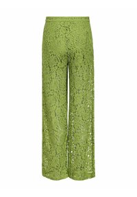 Pantalones anchos de encaje verde con un patrón floral, diseño semitransparente, cintura alta y silueta fluida.